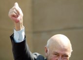 de Klerk gives the thumbs-up as he leaves the inauguration ceremony of South African President Thabo Mbeki at the Union Buildings in Pretoria, South Africa, Tuesday 27 April 2004. FW de Klerk Foundation said on 11 November the former South African president died at 85 years old. (Sudáfrica) EFE/EPA/STR EPA-EFE/STR