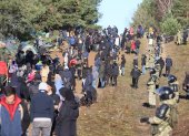 Migrantes reunidos en la frontera entre Bielorrusia y Polonia en la región de Grodno.  /BELTA HANDOUT