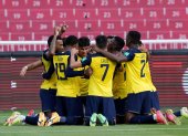 Jugadores de Ecuador celebran un gol ante Venezuela hoy, en un partido de las eliminatorias sudamericanas entre Ecuador y Venezuela para el Mundial de Catar en el estadio Rodrigo Paz Delgado en Quito (Ecuador).