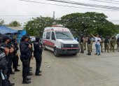 Una ambulancia sale hoy de la penitenciaría de Guayaquil (Ecuador).