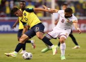 Jeremy Sarmiento (i), de 19 años, fue titular por primera vez en la selección de Ecuador.