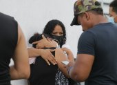 Los familiares protagonizaron escenas desgarradoras afuera de la morgue.