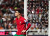 El delantero Cristiano Ronaldo se lamenta tras la derrota de Portugal ante Serbia.