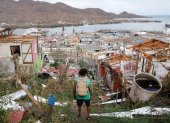 San Andrés (Colombia). Un hombre observa los daños que dejó el huracán Iota.