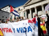 MADRID, 15/11/2021.- Concentración en apoyo a la oposición cubana a las puertas del Congreso de los Diputados en Madrid EFE/Luca Piergiovanni