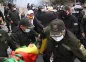 Policías bolivianos hacen frente a protestas antigubernamentales