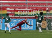 Marcelo Martins (d) de Bolivia falla un penalti ante Fernando Muslera de Uruguay, durante un partido de las eliminatorias sudamericanas rumbo al Mundial de Qatar 2022.