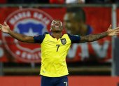 Pervis Estupiñán de Ecuador celebra el primer gol ante Chile en el estadio San Carlos de Apoquindo