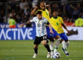 Lionel Messi (i) de Argentina disputa el balón con Fabinho de Brasil en un partido de las eliminatorias sudamericanas para el Mundial de Qatar 2022.