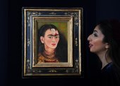 El personal de una casa de subastas de Sotheby"s con el último autorretrato del "busto" de la artista mexicana Frida Kahlo, titulado "Diego y yo" (Diego y yo), en Sotheby"s en Londres, Gran Bretaña, el 21 de octubre de 2021.