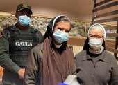 Fotografía cedida por el Gaula de la Policía de Colombia de la religiosa Gloria Cecilia Narváez (c) a su llegada al aeropuerto El Dorado de Bogotá (Colombia).