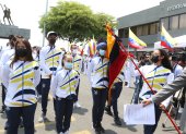 La patinadora María Loreto fue quien llevó la bandera ecuatoriano en reemplazo de la luchadora, Lucía Yépez.