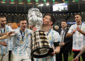 Lionel Messi de Argentina besa, el 10 de julio de 2021, el trofeo de la Copa América, tras la final de la Copa América contra Brasil en el estadio Maracaná de Río de Janeiro (Brasil).