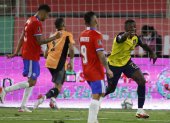 Moisés Caicedo (derecha) celebra el segundo gol ecuatoriano ante Chile. El volante recuperó el nivel que tenía en el inicio de las eliminatorias gracias a que cambió de club y ahora tiene más minutos de competencia.