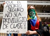 Manifestantes participan de una protesta que apoya la despenalización del aborto, frente a la sede de la Corte Constitucional hoy en Bogotá (Colombia).