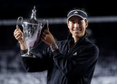 La española Garbiñe Muguruza posa con el trofeo de campeona del torneo de la Akron WTA Finals en Guadalajara.