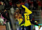 Pervis Estupiñán (c) de Ecuador celebra un gol mandando a callar a sus detractores.