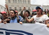 Estudiantes universitarios ecuatorianos protestando frente al Palacio de Gobierno en Quito (Ecuador), en una fotografía de archivo.