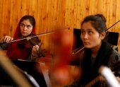 Estudiantes del Instituto Nacional de Música de Afganistán asisten a clase en Kabul (Afganistán).