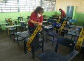 Padres de familia de la escuela Ángel Felicísimo Rojas, limpian y desinfectan las aulas del plantel.