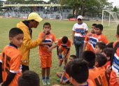 Carlos Ortega (naranja) y Jahaira Rodríguez (blanco) son los formadores del club Semillitas.