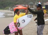 La surfista (i) oriunda de Engabao ganó dos títulos en el último torneo de Montañita.