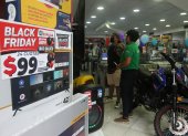 Los locales comerciales en Guayaquil ya muestran las ofertas para atraer a los clientes.