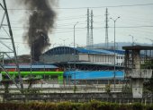 Vista de humo que sale del interior de la penitenciaría del Litoral en Guayaquil (Ecuador), en una fotografía de archivo.