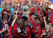 Los jugadores de Paranaense celebran con el trofeo luego de ganar la final de la Copa Sudamericana.