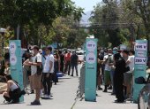Ciudadanos hacen fila para ingresar a un colegio electoral hoy, en Santiago (Chile).