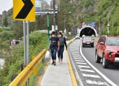 Movilidad. Tanto automotores como peatones utilizan el Túnel Guayasamín para llegar hacia sus destinos.