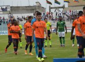 Los jugadores de Liga de Quito dejan el campo tras el empate ante Orense en suelo machaleño.