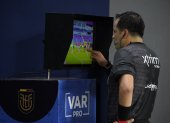 Carlos Orbe es uno de los pocos jueces capacitados para manejar el VAR en Ecuador.