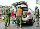 Revisión. Grupos militares se encargan de la revisión manual de personas y vehículos en las nueve provincias.