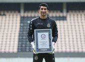 El guardameta Alireza Safar Beiranvand con el reconocimiento por el récord Guinnes