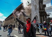 Estudiantes participan de una manifestación pacífica en Quito (Ecuador), en una fotografía de archivo.