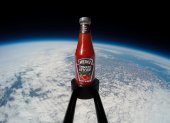 Un montaje donde aparece una botella de la famosa salsa de tomate "ketchup" de la marca Heinz en el espacio. EFE/
