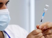 Un sanitario prepara una dosis de una vacuna contra la covid-19, en una imagen de archivo.