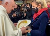 Como presente, la prefecta del Guayas le entregó al papa Francisco un sombrero de paja toquilla.