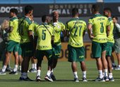 Jugadores de Palmeiras hablan en el campo durante su visita al estadio Centenario en Montevideo (Uruguay) previo a la final de la Libertadores.