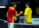 Pablo Carreño, jugador español, le da la mano al ecuatoriano Emilio Gómez, tras vencerlo en el duelo del 26 de noviembre.
