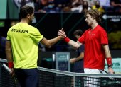 Roberto Quiroz (i), de Ecuador, saluda con el ruso Andrey Rublev al término del encuentro.