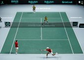 Los ecuatorianos Diego Hidalgo y Gonzalo Escobar (detrás) durante su partido de dobles ante los rusos Aslan Karatsev y Andrey Rublev de la fase final de la Copa Davis