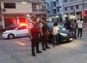 La Policía con los tres sospechosos aprehendidos al amanecer de hoy, luego de una persecución.