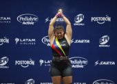 La pesista tricolor festeja luego de colgarse el oro en los 86 kilogramos.