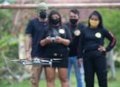Jóvenes de diversas etnias de la Amazonia brasileña participan en un curso de manejo de drones.