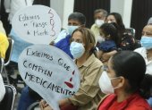 Incomodidad. Pacientes acudieron con sus tratamientos a protestar.