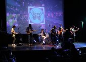 Presentación. Aspy Band se presentó en concierto en vivo en el MAAC el martes 30 de noviembre por la noche.  2. Camerino. Los jóvenes realizan ejercicios de relajamiento. 3. Público. Al concierto de Aspy Band asistieron 250 personas.