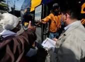 Venezolanos se suben a un bus en el marco del plan "Vuelta a la Patria"