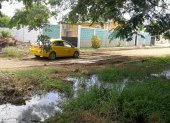 Escenario. El agua estancada, los baches y el polvo son parte del entorno en la ciudadela, desde hace años.